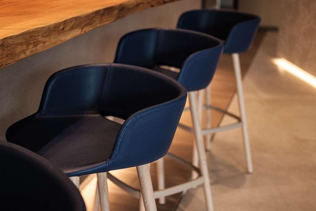 Hyatt Regency Malta Hotel Saint Julian's Interior photo Bar stools